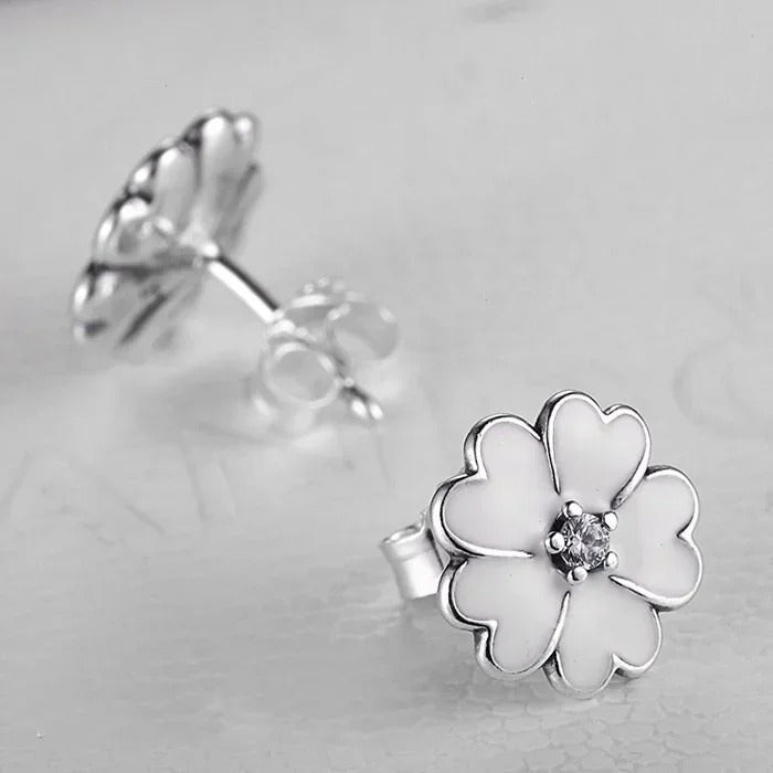 キュートな桜フラワースタッドピアス