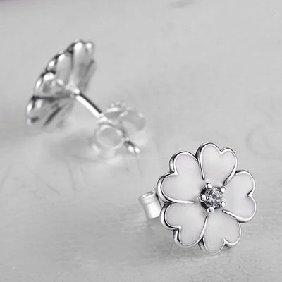 キュートな桜フラワースタッドピアス